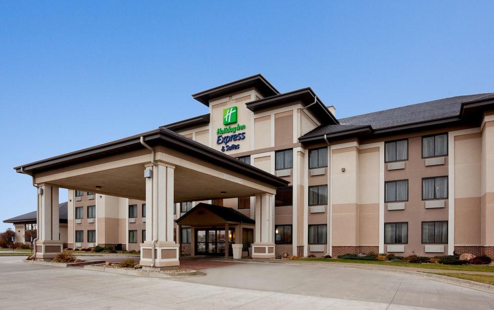 HOLIDAY INN EXPRESS HOTEL AND SUITES WORTHINGTON