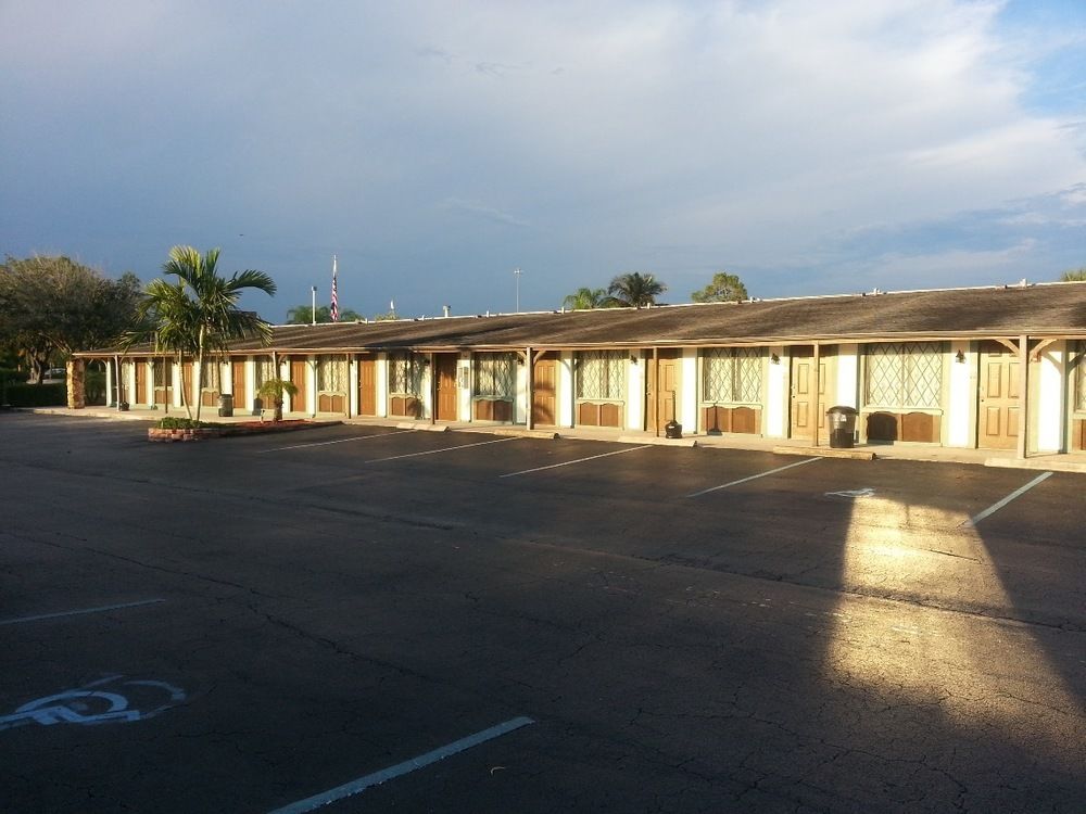 Spinnaker Inn of Naples