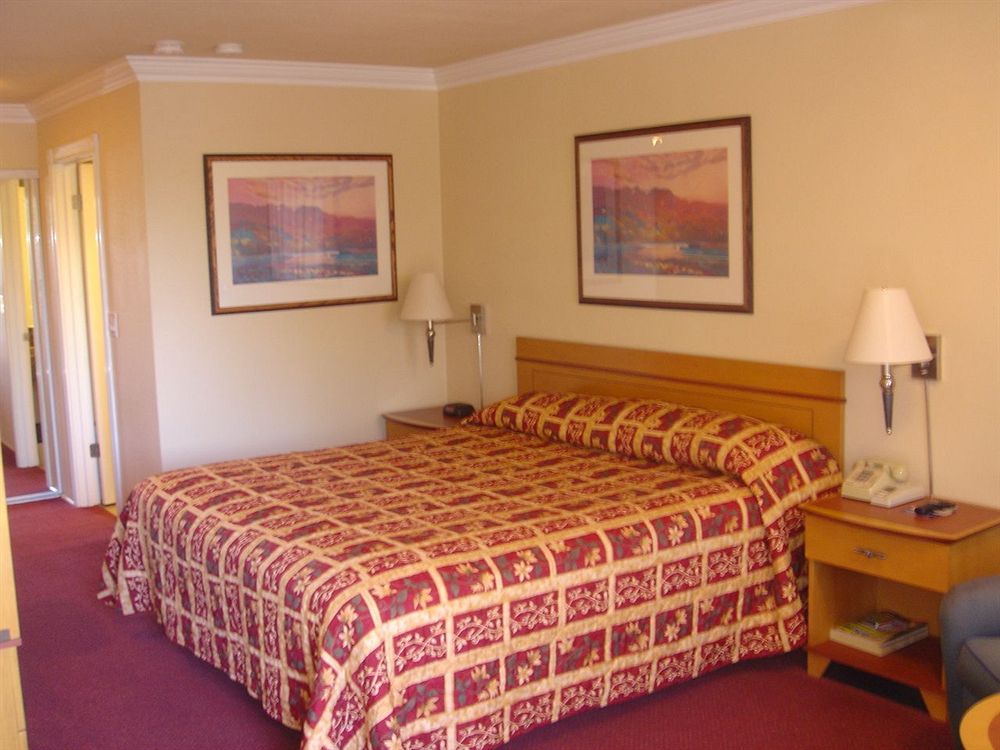 EXECUTIVE INN HOTEL