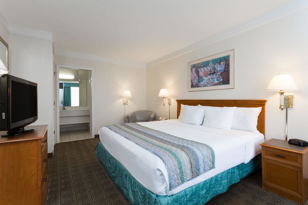 LA QUINTA BRISTOL