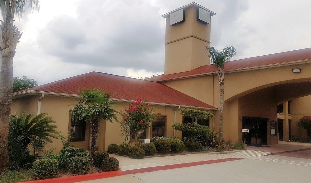 Red Roof Inn and Suites Houston - Humble/iah Airport