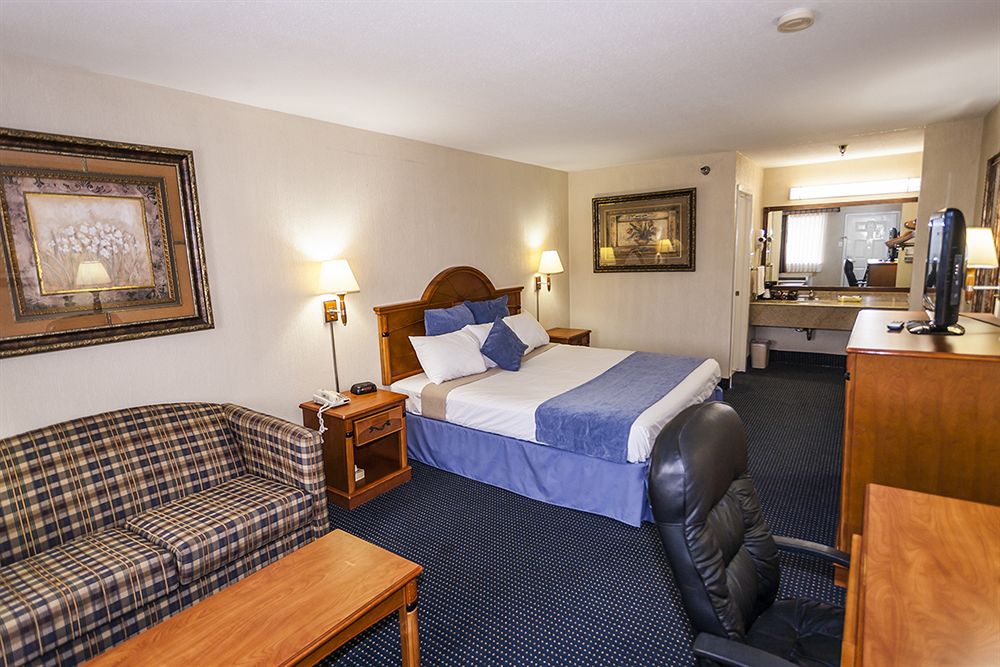 HOWARD JOHNSON INN AND SUITE HOBY AIRPORT