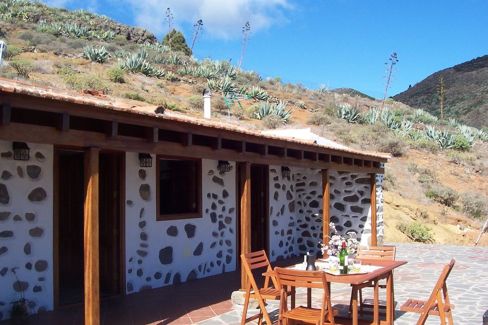 HOUSE WITH 2 BEDROOMS IN LA GOMERA; WITH WONDERFUL MOUNTAIN VIEW; ENCLOSED GARDEN AND WIFI - 5 KM FR