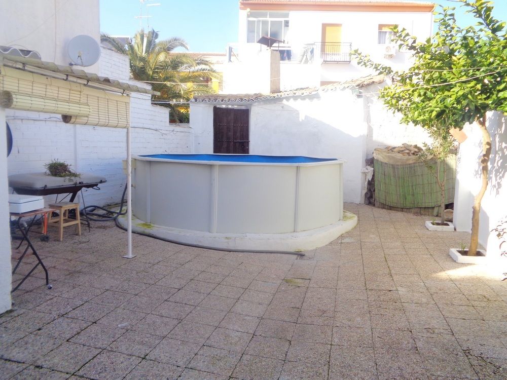 APPOINTED 4 BEDROOM HOUSE FEATURING A GARDEN AND A SWIMMING POOL!