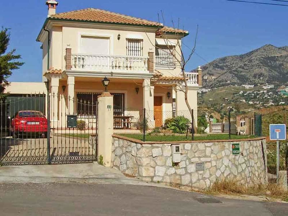HOUSE WITH 4 BEDROOMS IN FUENGIROLA; WITH PRIVATE POOL; FURNISHED TERR