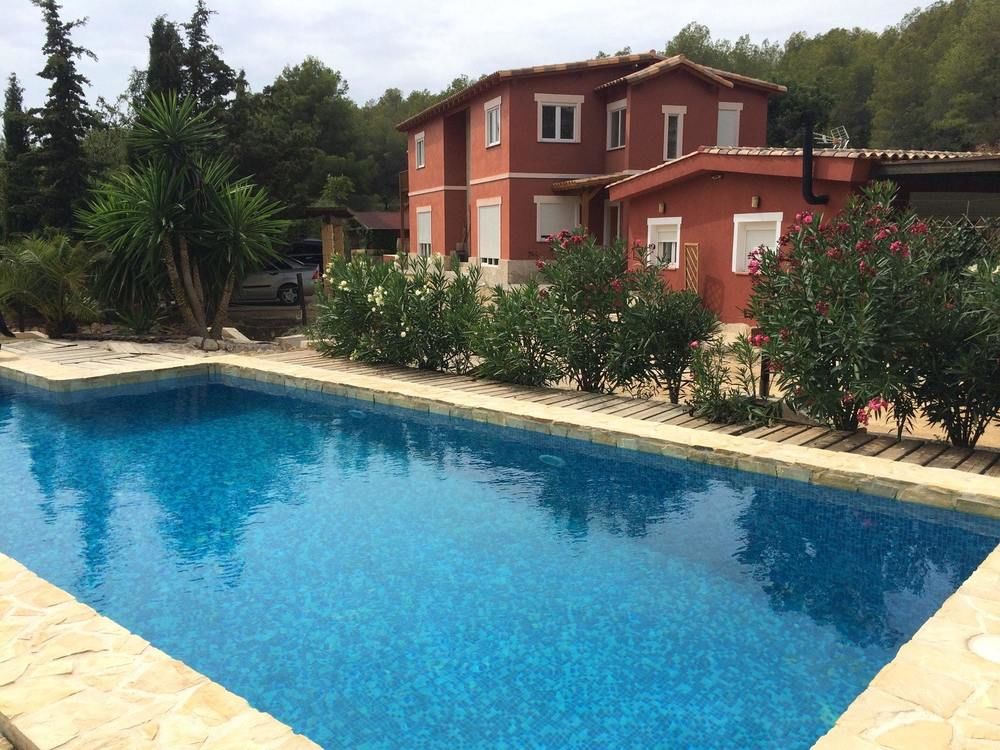 VILLA WITH 3 BEDROOMS IN FINESTRAT; WITH POOL ACCESS; FURNISHED TERRAC