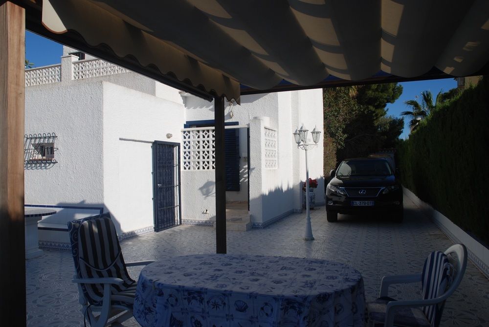 VILLA WITH 4 BEDROOMS IN ORIHUELA COSTA; WITH WONDERFUL SEA VIEW; PRIVATE POOL; ENCLOSED GARDEN - 50