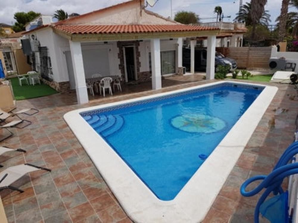 VILLA WITH 3 BEDROOMS IN ORIHUELA; WITH PRIVATE POOL; ENCLOSED GARDEN AND WIFI - 2 KM FROM THE BEACH