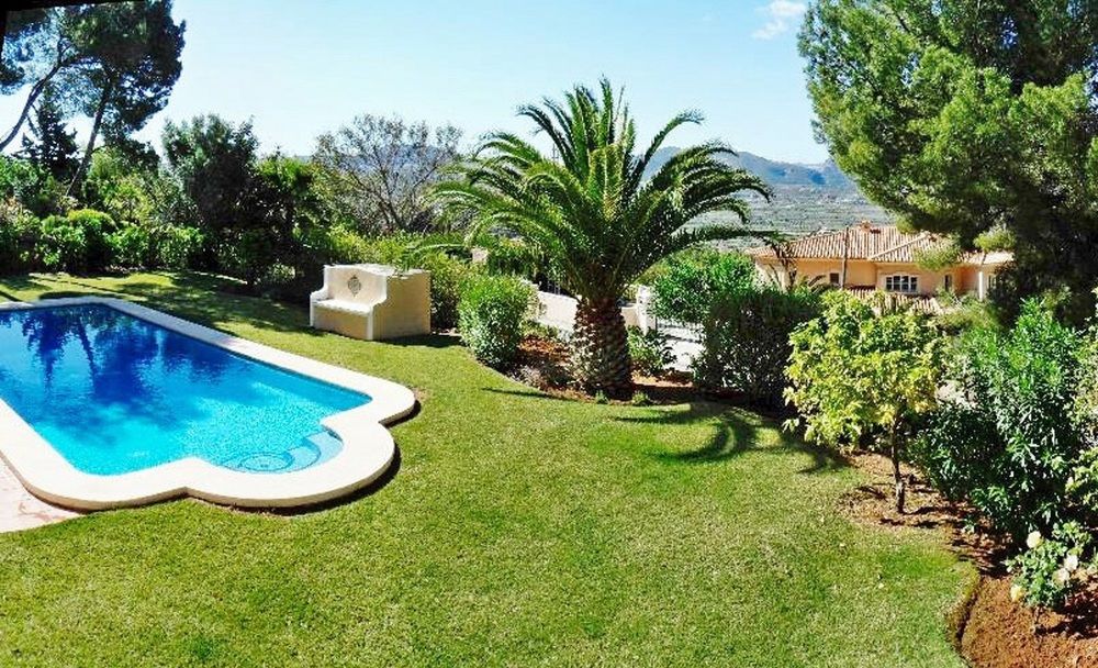 VILLA WITH 3 BEDROOMS IN JAVEA; WITH WONDERFUL MOUNTAIN VIEW; PRIVATE POOL; ENCLOSED GARDEN - 6 KM F