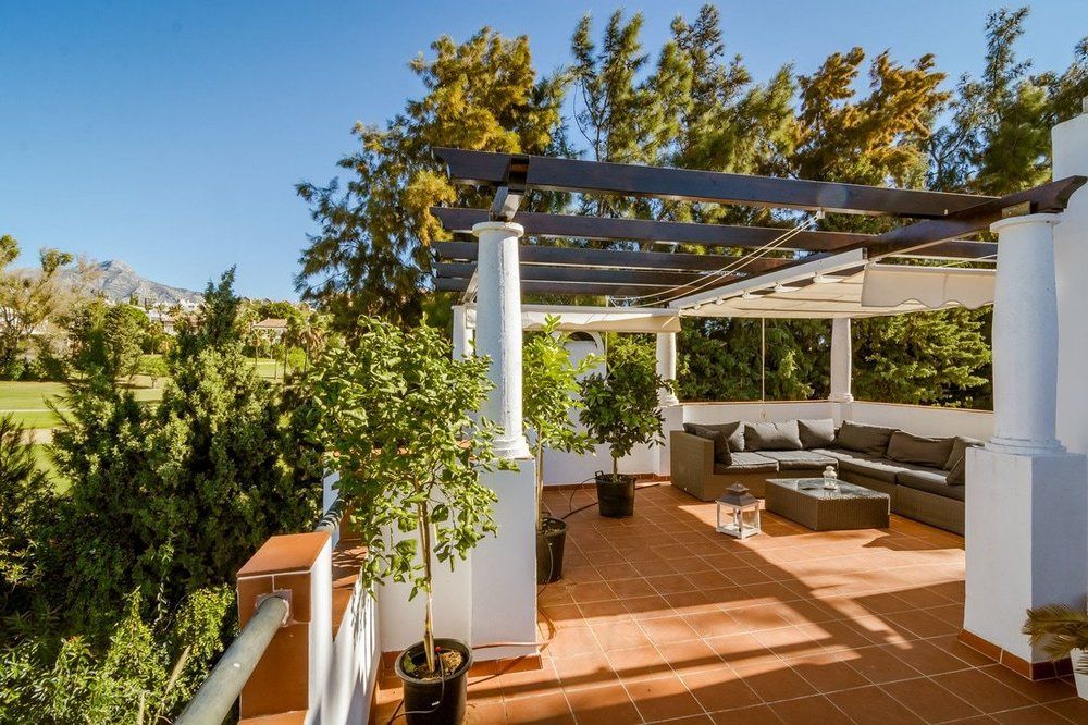 SE-SPACIOUS TOWNHOUSE IN NUEVA ANDALUCIA ROOMSERVICE