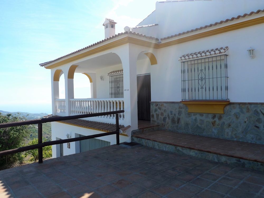 HOUSE WITH 3 BEDROOMS IN CÓMPETA; WITH WONDERFUL SEA VIEW; PRIVATE POOL; FURNISHED GARDEN - 18 KM FR