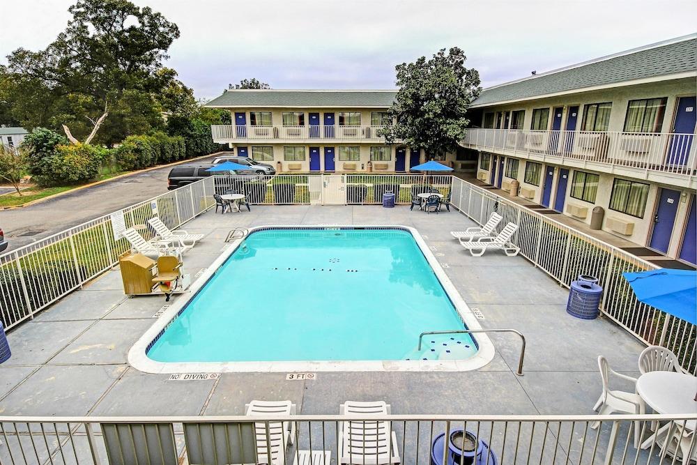 Motel 6 San Marcos, TX