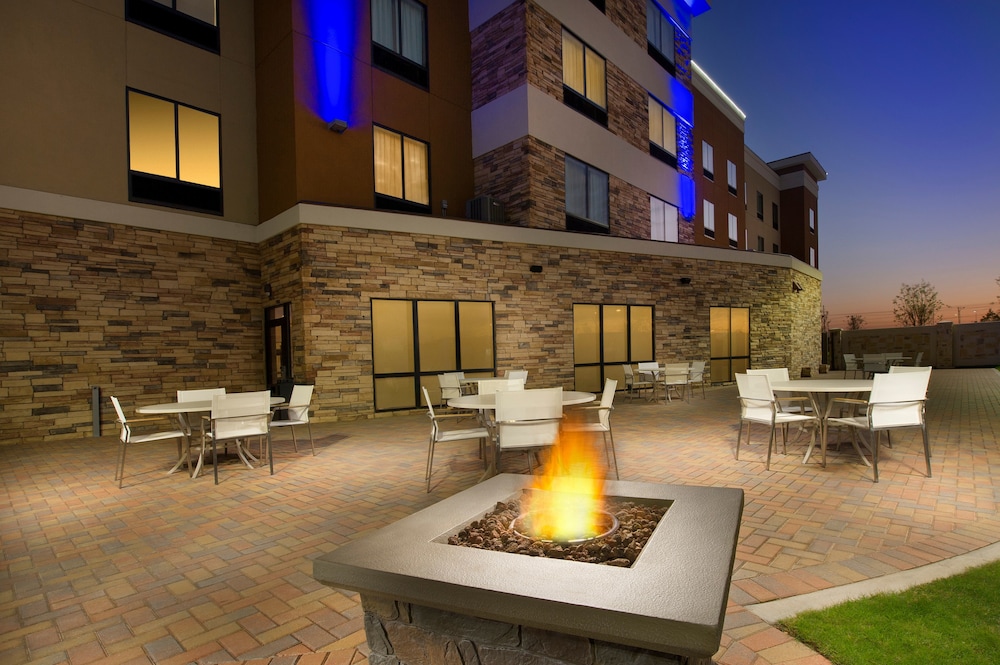 HOLIDAY INN EXPRESS & SUITES SOUTH