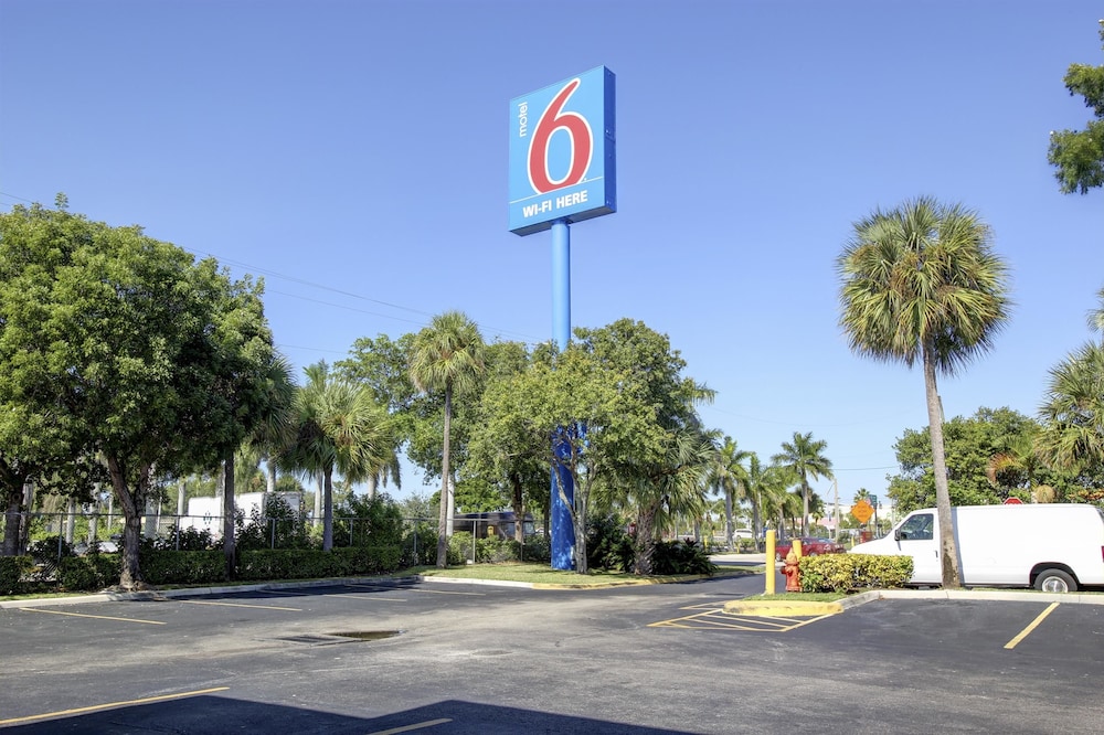 MOTEL 6 LANTANA