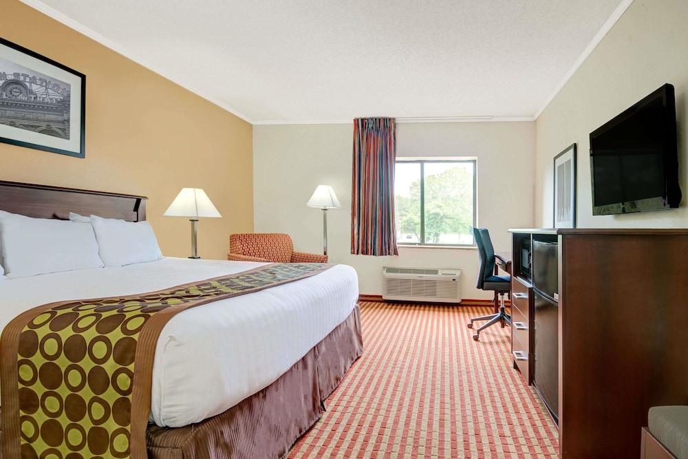 Days Inn & Suites Kansas City South