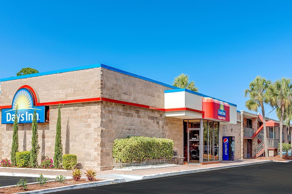 Days Inn By Wyndham Bradenton - Near The Gulf