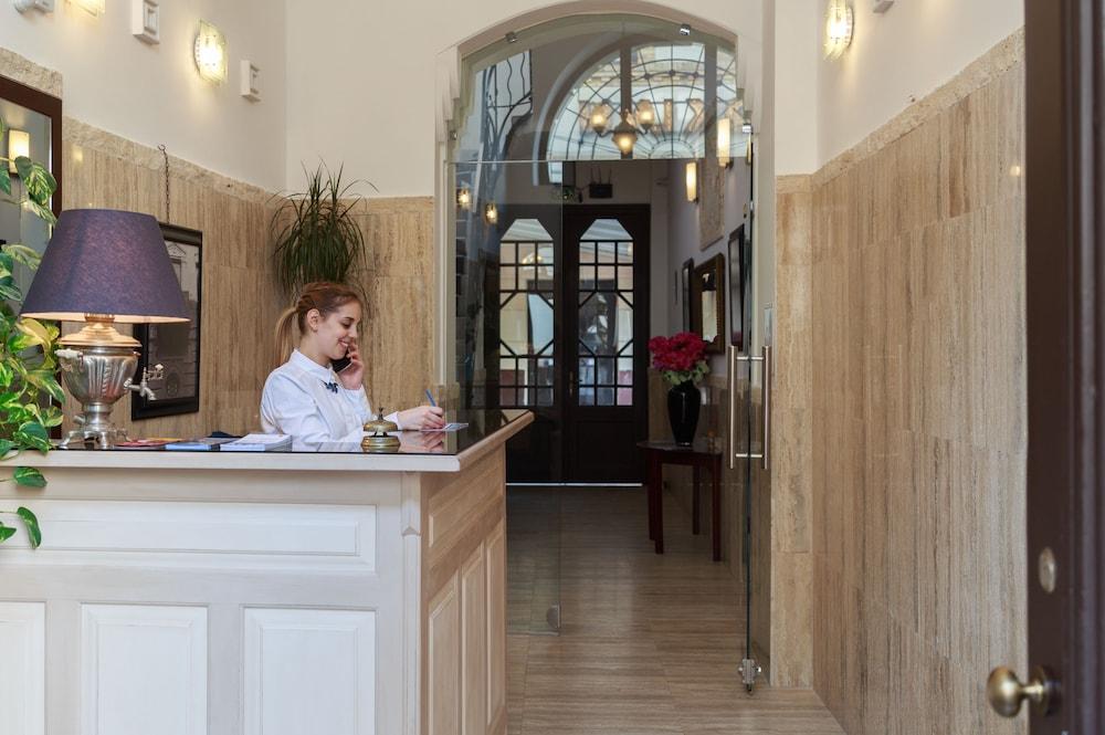 Hotel Mika Downtown