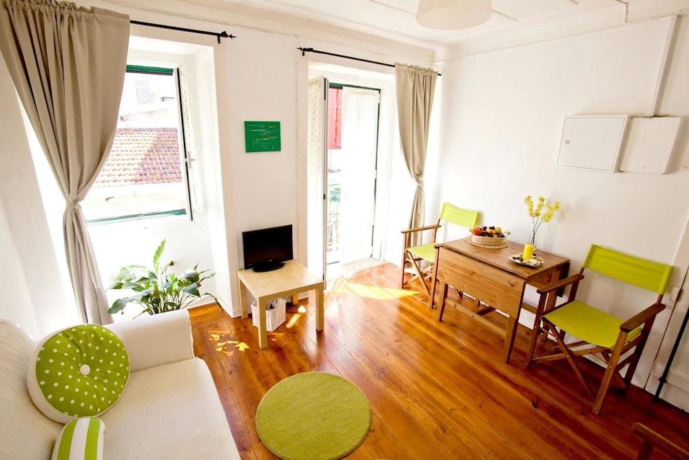 APARTMENT WITH ONE BEDROOM IN LISBOA; WITH WONDERFUL CITY VIEW; BALCONY AND WIFI - 12 KM FROM THE BE