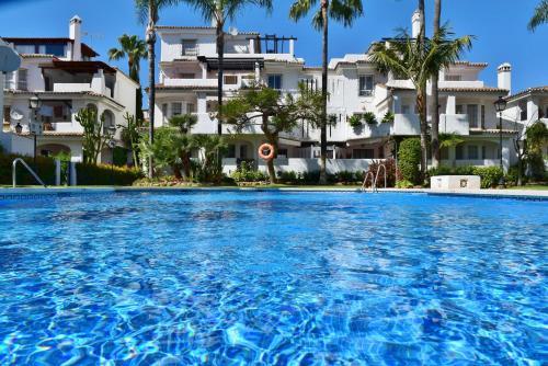 APARTAMENTOS Y CASAS SERINAMAR MARBELLA