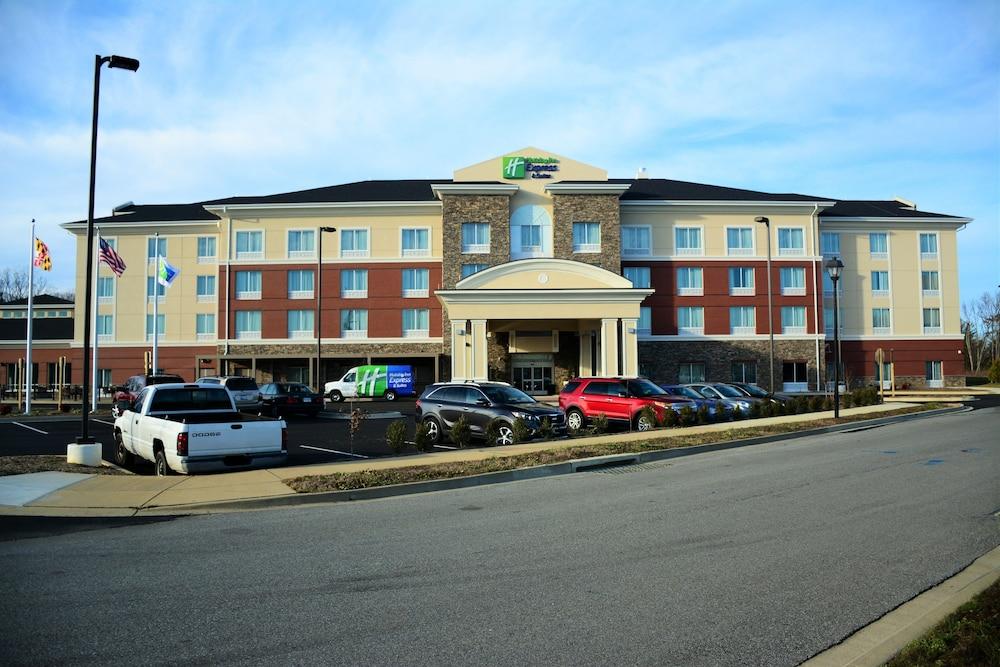 Holiday Inn Express and Suites Lexington Park Cali