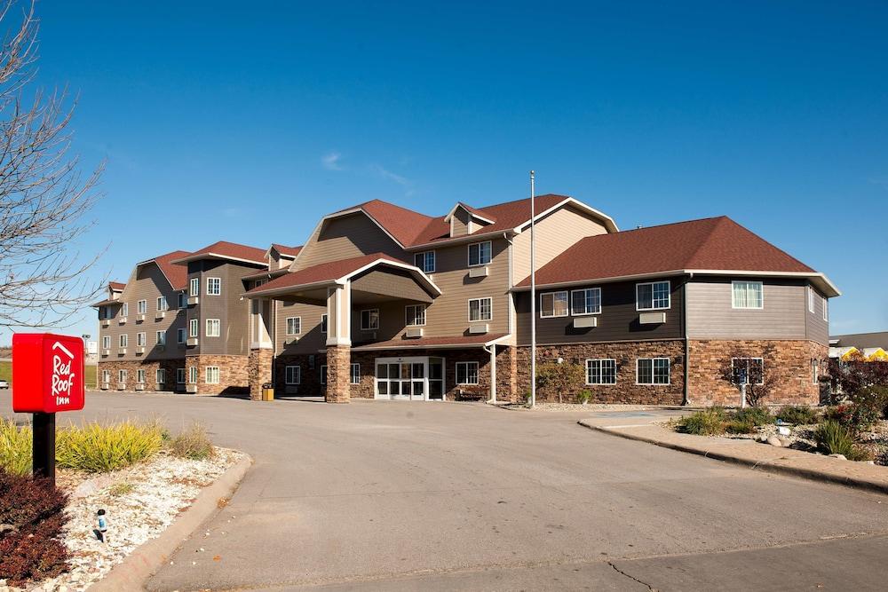 Red Roof Inn & Suites Omaha - Council Bluffs