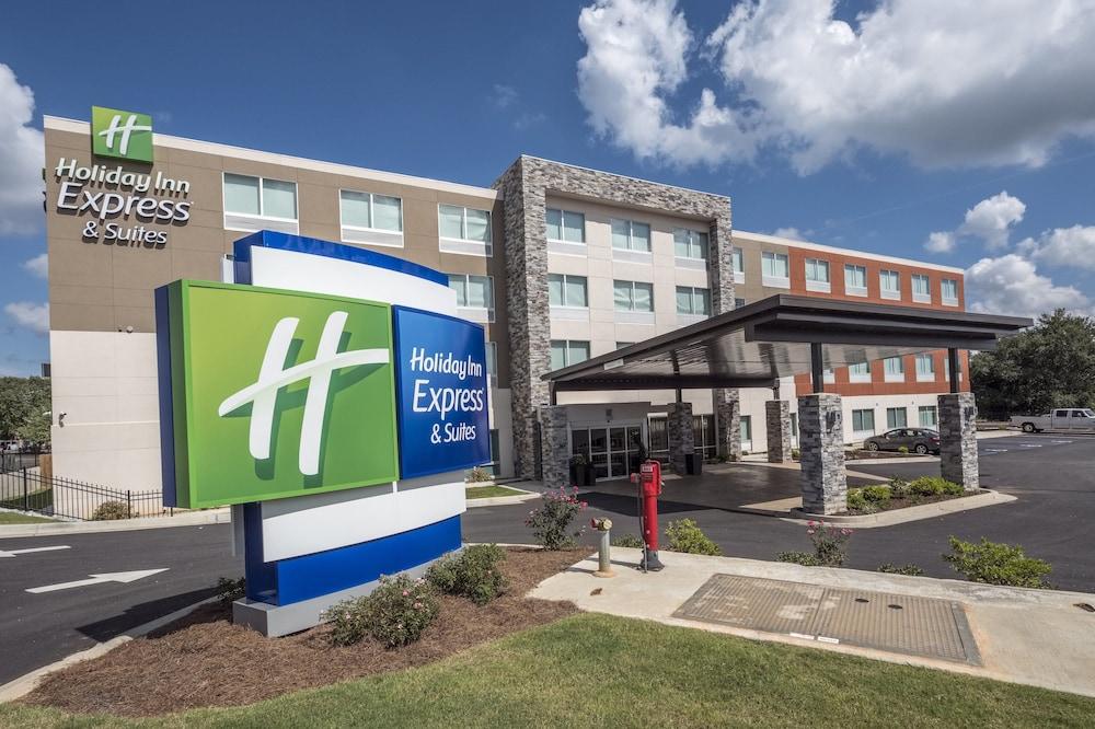 Holiday Inn Express Suites Commerce