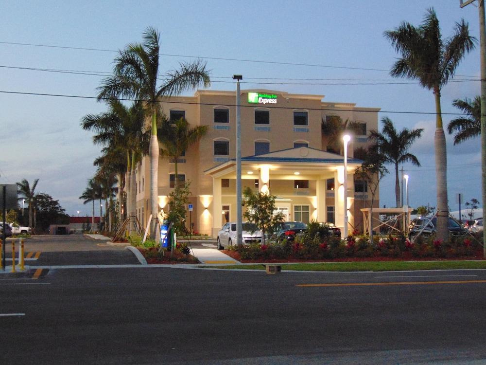 Holiday Inn Express and Suites Boynton Beach West