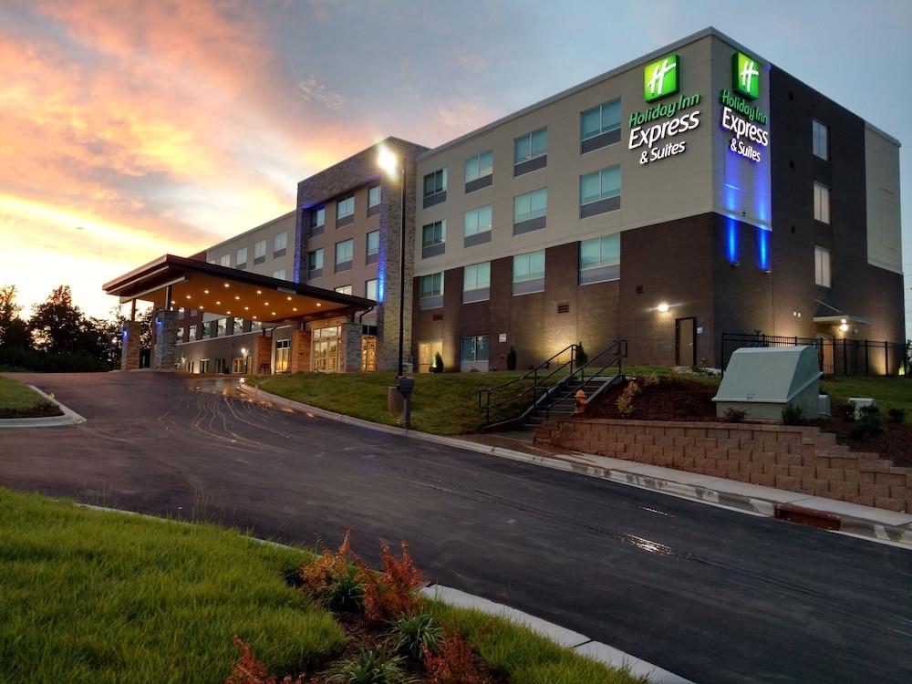 Holiday Inn Express and Suites Charlotte NE - Univ