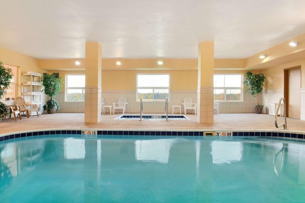 Country Inn & Suites by Radisson, Moline Airport, IL