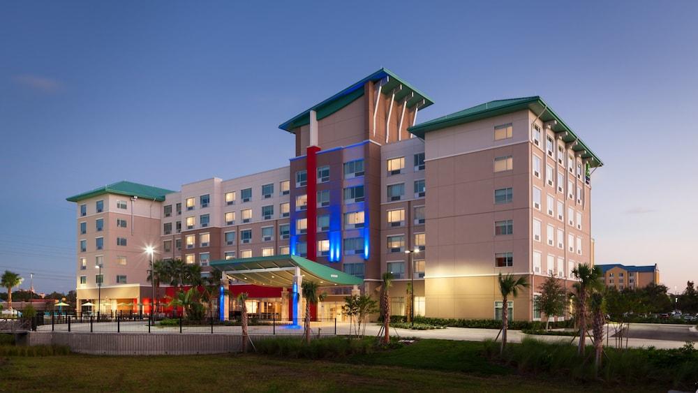 Holiday Inn Express and Suites Orlando At Seaworld