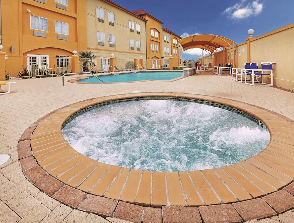 La Quinta Inn & Suites by Wyndham Raymondville