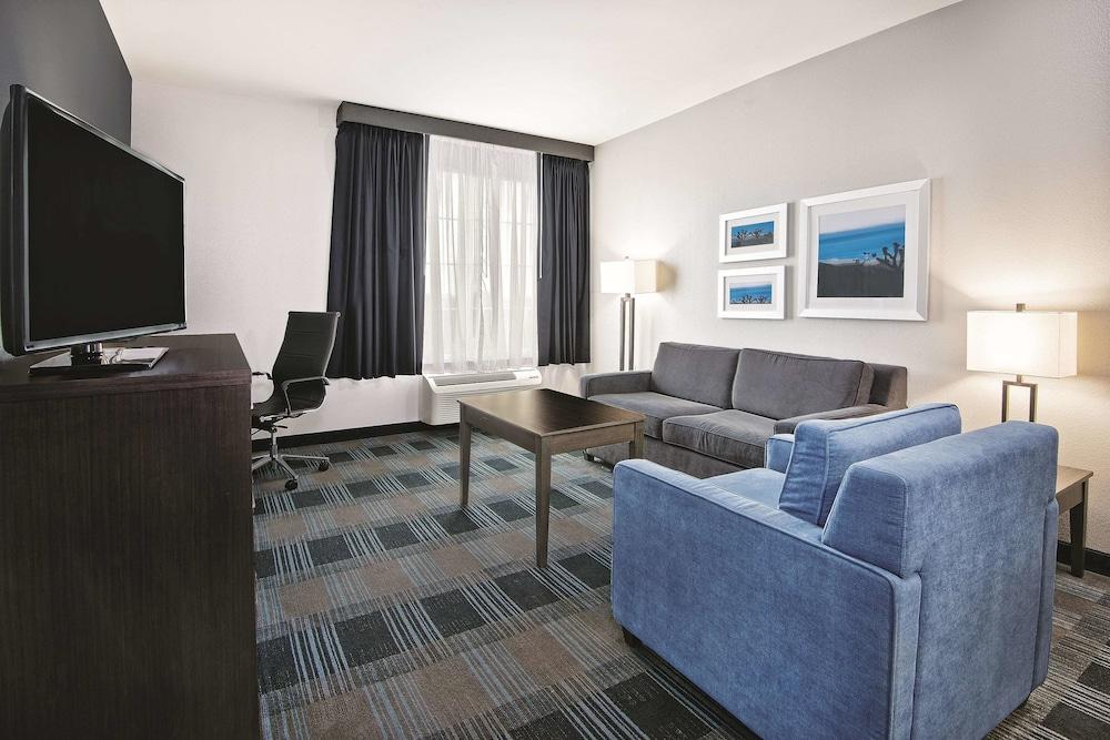 La Quinta Inn & Suites by Wyndham Victoria - South