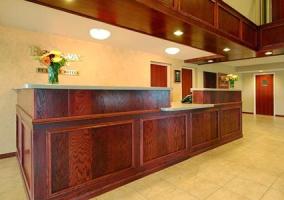 Econo Lodge Inn & Suites