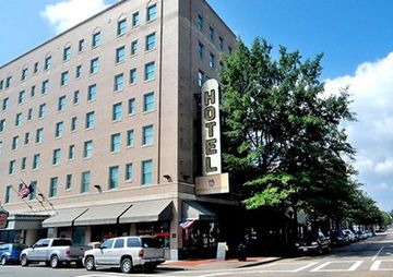Governor Dinwiddie Hotel and Suites