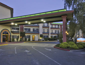 HOWARD JOHNSON O´CAIRNS INN AND SUITES