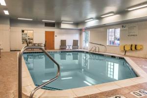 HOLIDAY INN EXPRESS HOTEL AND SUITES FENTON
