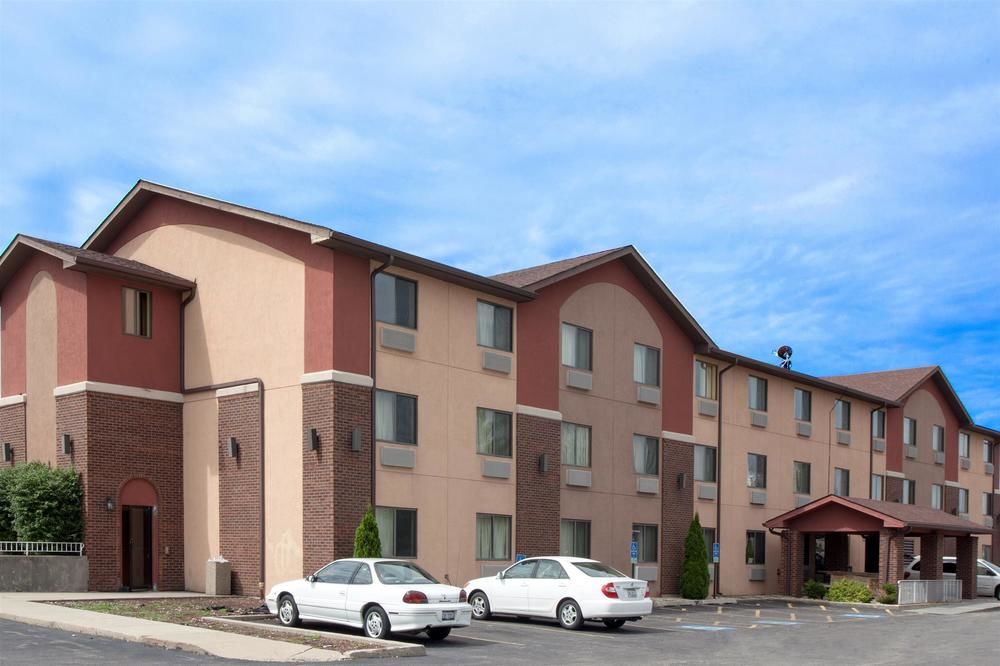Super 8 by Wyndham Romeoville Bolingbrook