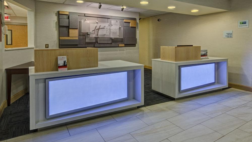 HOLIDAY INN EXPRESS HOTEL AND SUITES LONDON
