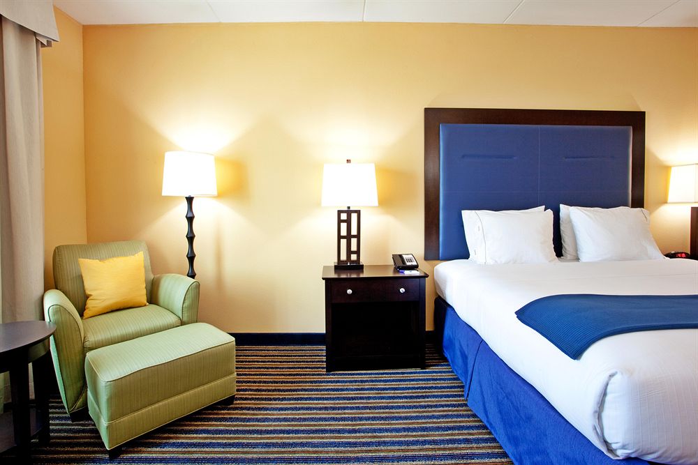 HOLIDAY INN EXPRESS HOTEL AND SUITES WILMINGTON