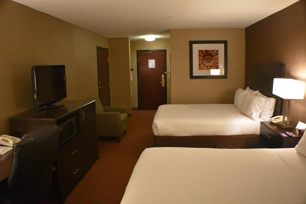 HOLIDAY INN EXPRESS HOTEL AND SUITES GARDEN CITY