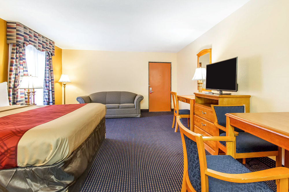 Econo Lodge Inn & Suites