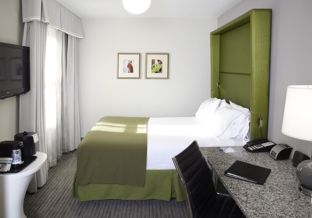 Holiday Inn Express Chicago - Magnificent Mile, an IHG Hotel