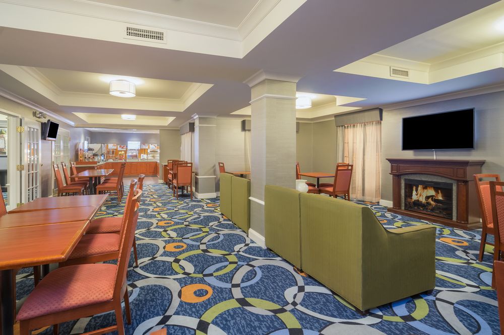 HOLIDAY INN EXPRESS HOTEL AND SUITES EASTON