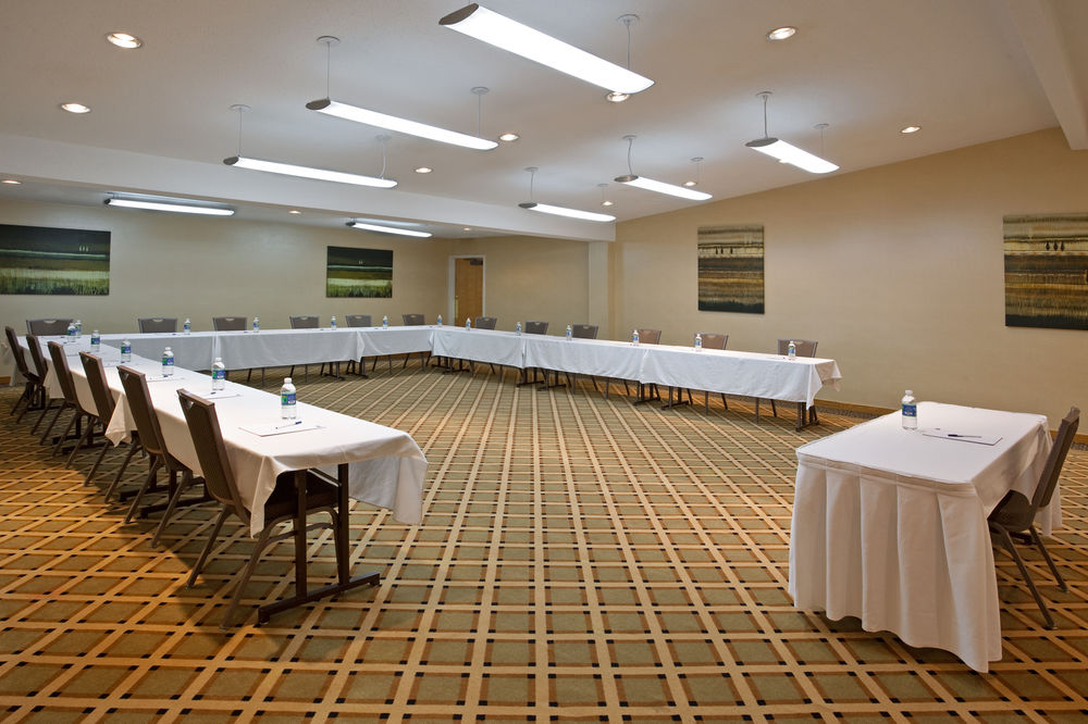 Holiday Inn Express Detroit-Warren, an IHG Hotel