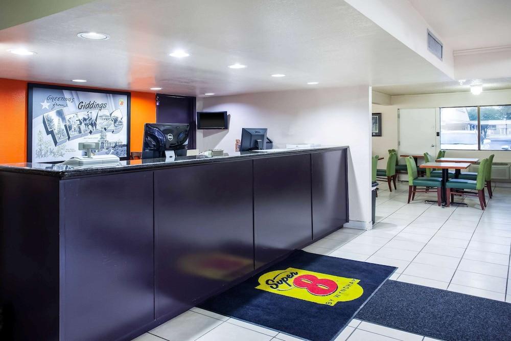 Super 8 by Wyndham Giddings