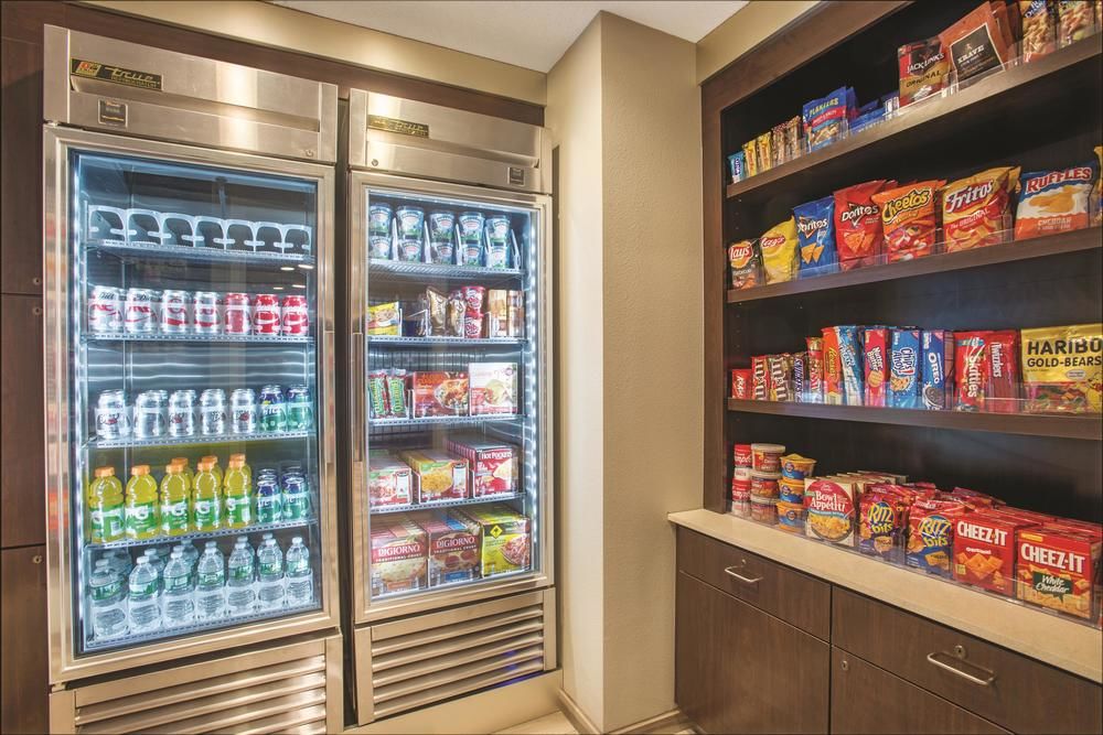 La Quinta Inn & Suites by Wyndham Hartford - Bradley Airport