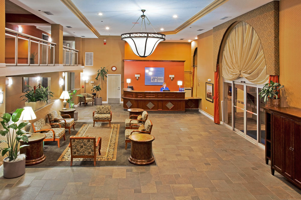Holiday Inn Express & Suites Bradenton West, an IHG Hotel