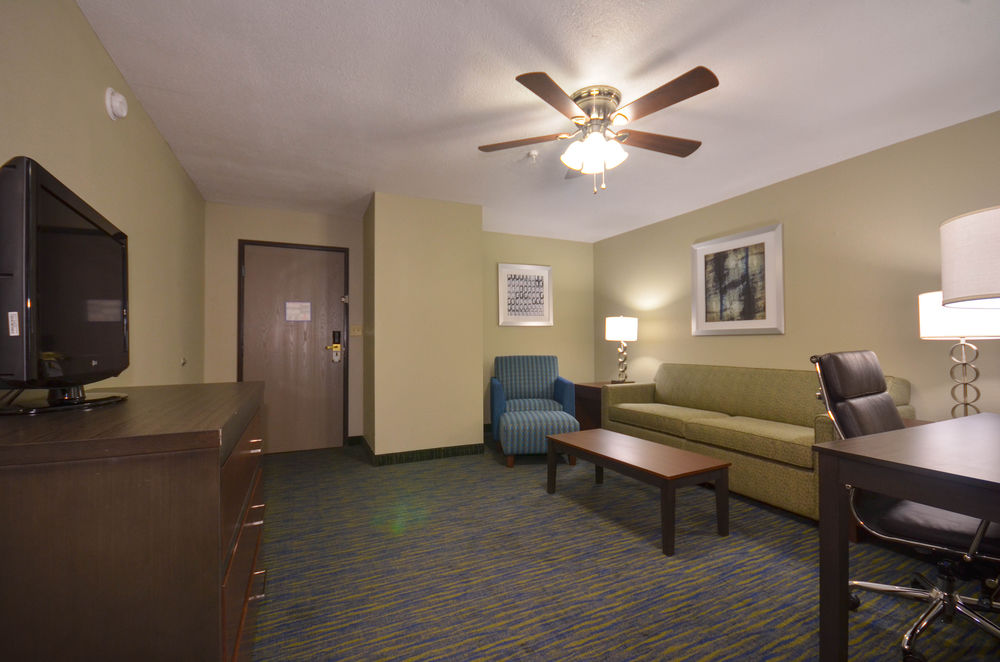 HOLIDAY INN EXPRESS HOTEL AND SUITES FAYETTEVILLE-UNIVERSITY OF ARKANSAS AREA
