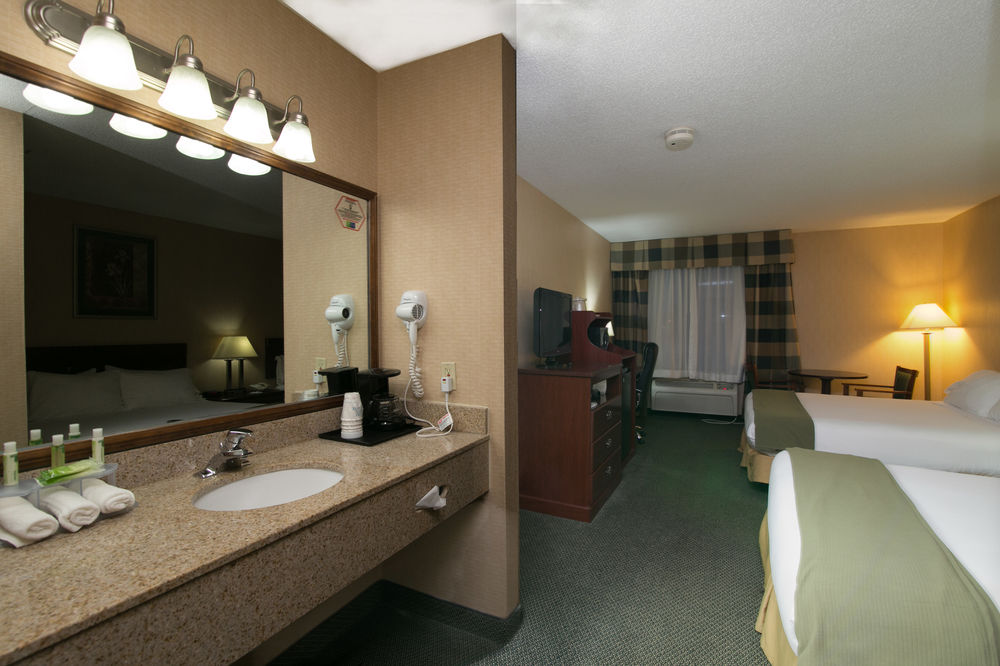 HOLIDAY INN EXPRESS HOTEL AND SUITES SYCAMORE