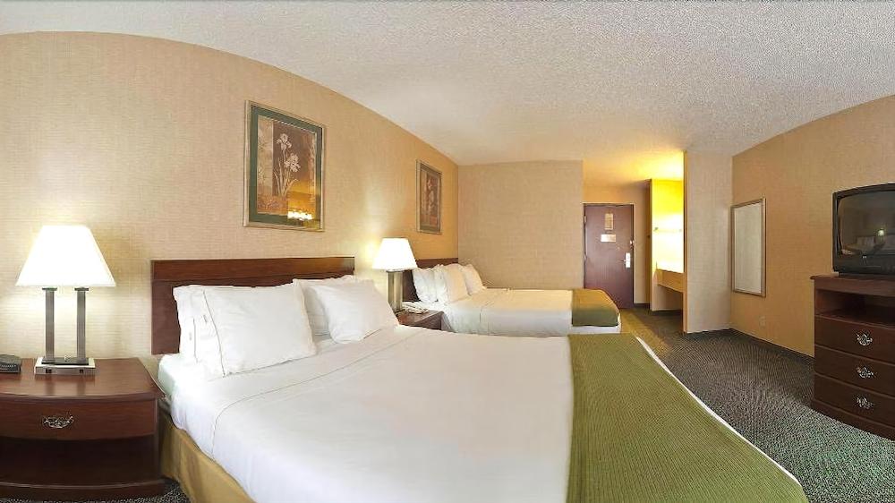 HOLIDAY INN EXPRESS HOTEL AND SUITES SYCAMORE